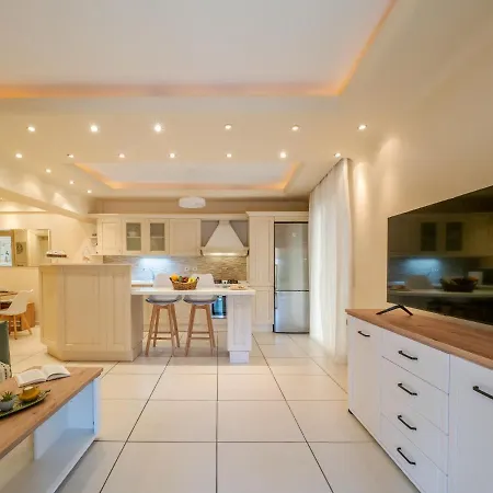 Appartamento Aura Elegant Near Garitsa Bay *